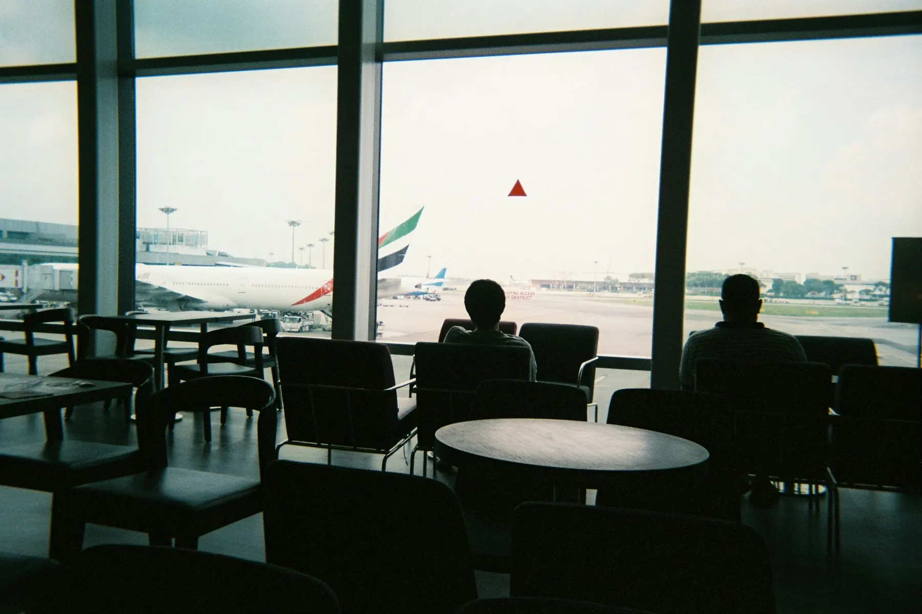 Salle d'embarquement d'un aéroport face aux pistes