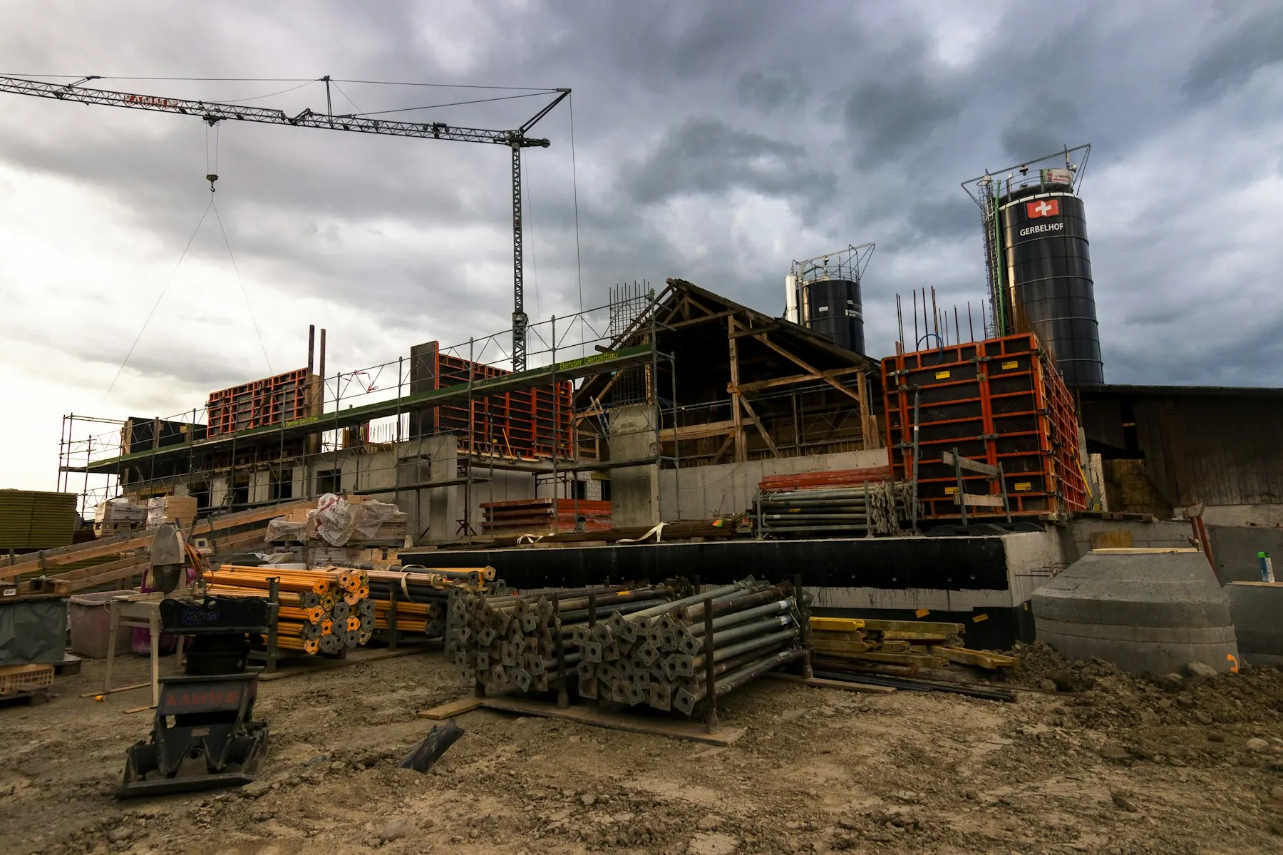Chantier de construction sous un ciel d'orage